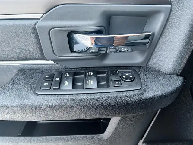 2023 RAM 1500 Classic SLT SLT | Crew Cab | 5.7L V8 - Photo 12