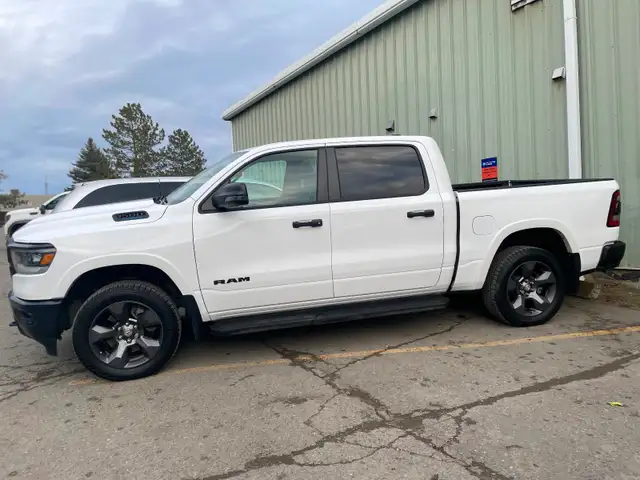 2023 Ram 1500 Built to Serve Big Horn 4x4 Crew Cab – 45,500km