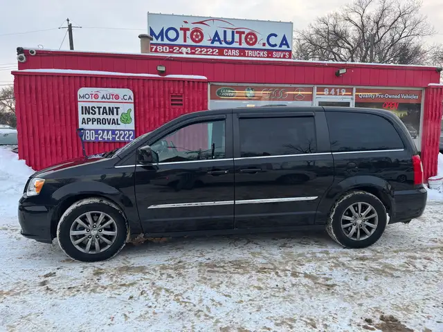 2015 Chrysler Town & Country S - Photo 2
