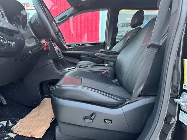 2015 Chrysler Town & Country S - Photo 6