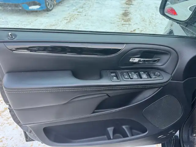 2015 Chrysler Town & Country S - Photo 12