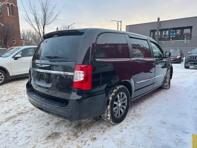 2015 Chrysler Town & Country S - Photo 18