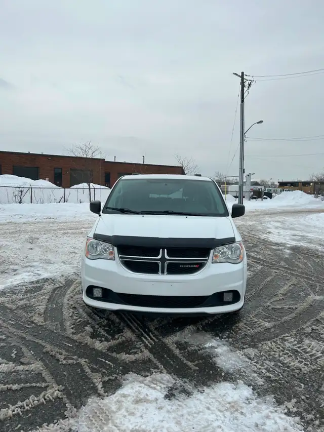 2016 Dodge Grand Caravan SXT, STOW & GO,DVD PKG,NO ACCIDENTS - Photo 4