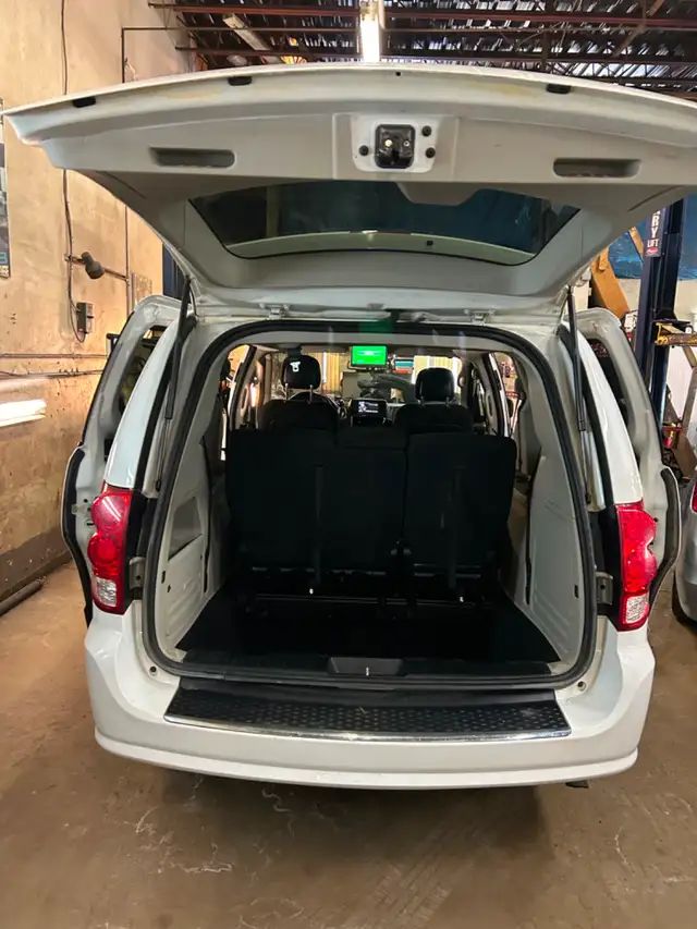 2016 Dodge Grand Caravan SXT, STOW & GO,DVD PKG,NO ACCIDENTS - Photo 11