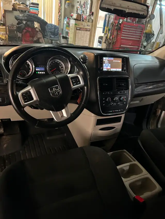 2016 Dodge Grand Caravan SXT, STOW & GO,DVD PKG,NO ACCIDENTS - Photo 15