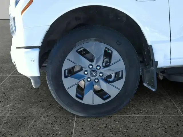 2023 Ford F-150 Lightning LARIAT - Photo 11