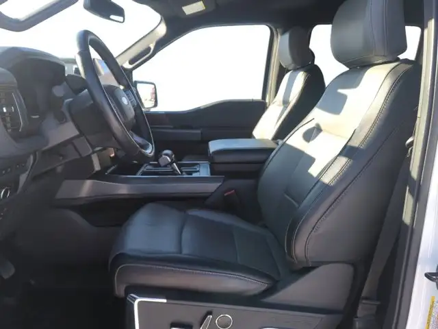 2023 Ford F-150 Lightning LARIAT - Photo 13