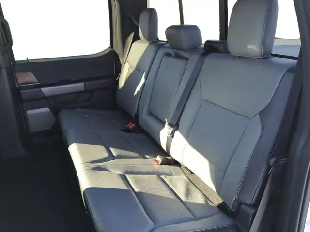 2023 Ford F-150 Lightning LARIAT - Photo 18