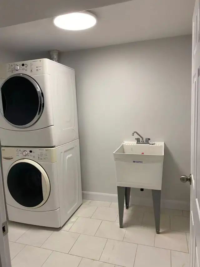 2 Bedrooms   a Den for Rent – Excellent Location! - Photo 4