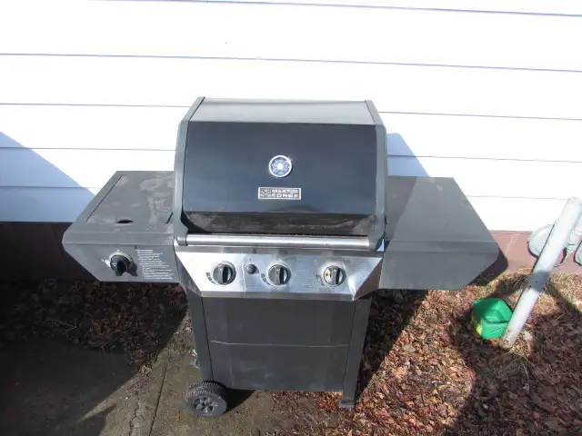Master Forge 4 burner BBQ / Grill- Burners work good.