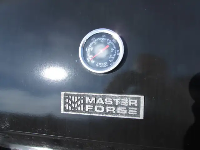 Master Forge 4 burner BBQ / Grill- Burners work good. - Photo 4