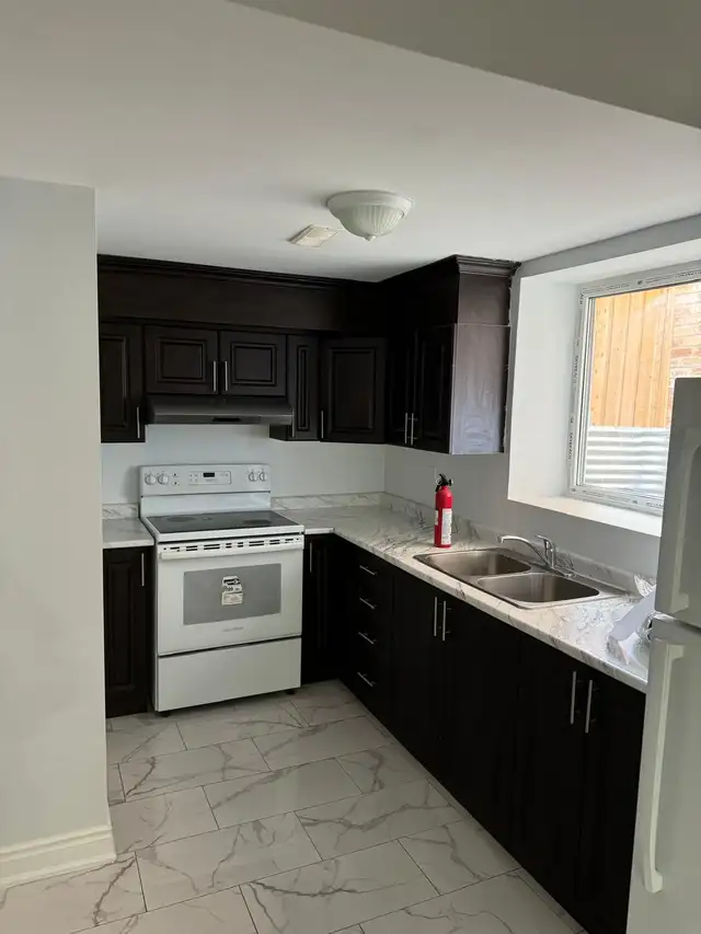 1 BR Very Spacious Legal Basement Apartment - Photo 3