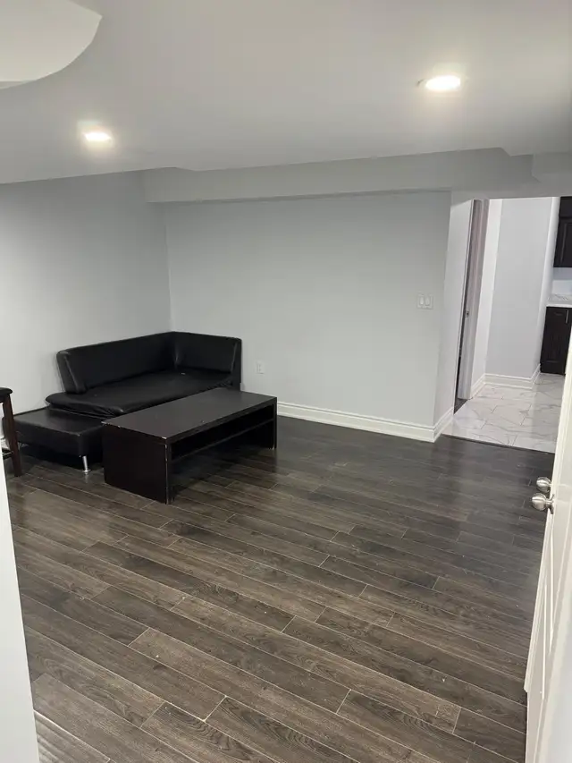 1 BR Very Spacious Legal Basement Apartment - Photo 5