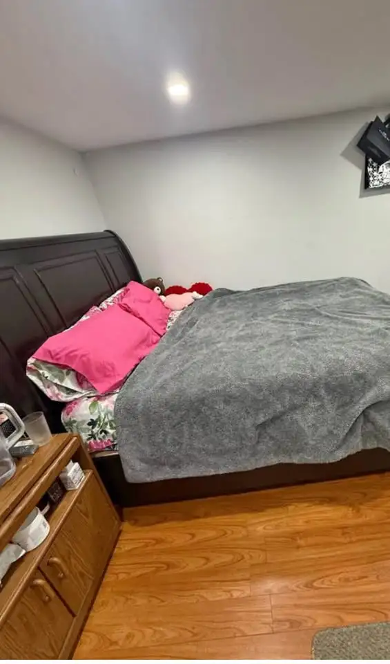 Scarborough-Large Furnished Room with Attached Private Bathroom - Photo 2