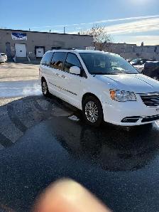2015 Chrysler Town & Country - Photo 2