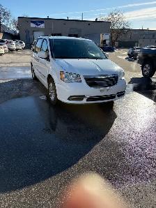 2015 Chrysler Town & Country - Photo 3