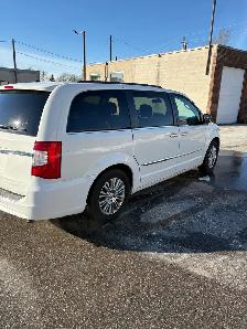 2015 Chrysler Town & Country - Photo 4