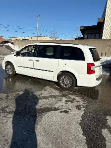 2015 Chrysler Town & Country - Photo 6