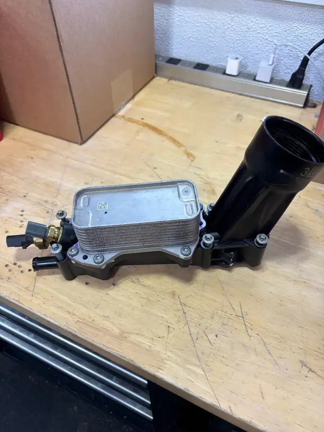 oil filter housing - Photo 2