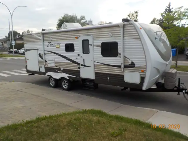 Roulotte ZINGER de Crossroad 25RB 2014