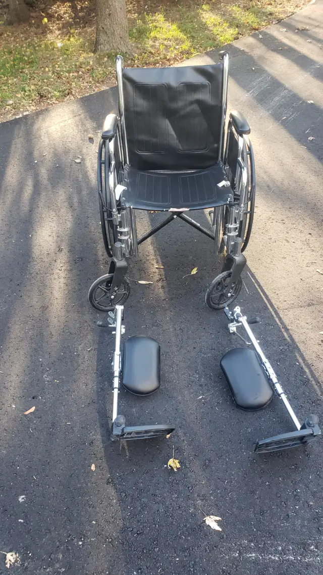 2 Mobility Scooters, Wheelchair & 3 Different Types of Walkers - Photo 4
