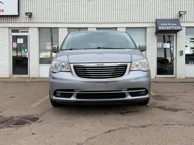 2014 Chrysler Town & Country| Power Sliding Door | Clean Car | - Photo 2