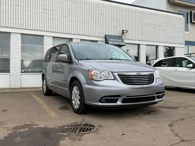 2014 Chrysler Town & Country| Power Sliding Door | Clean Car | - Photo 3