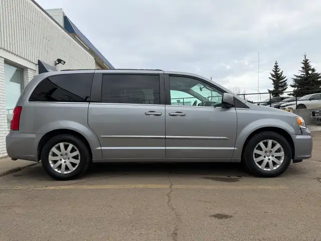 2014 Chrysler Town & Country| Power Sliding Door | Clean Car | - Photo 4