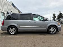 2014 Chrysler Town & Country| Power Sliding Door | Clean Car | - Photo 4