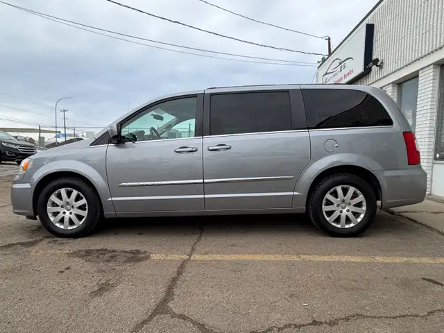 2014 Chrysler Town & Country| Power Sliding Door | Clean Car | - Photo 5