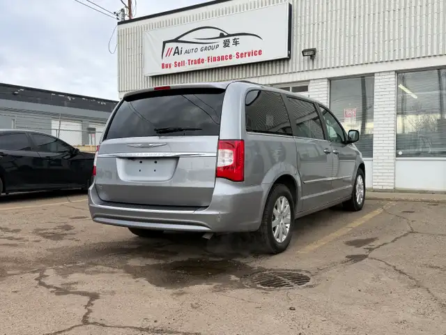 2014 Chrysler Town & Country| Power Sliding Door | Clean Car | - Photo 6