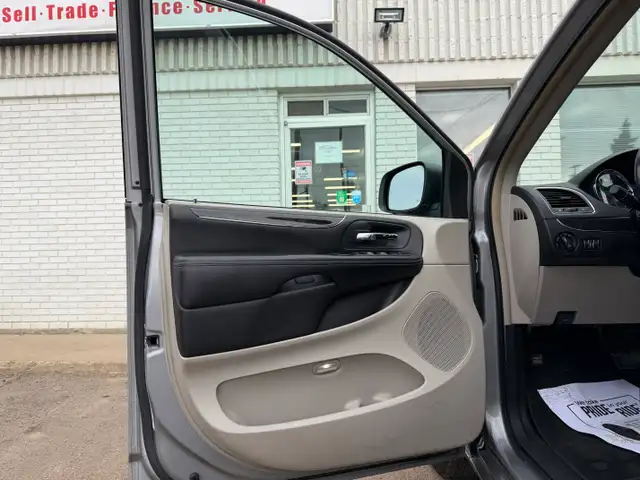 2014 Chrysler Town & Country| Power Sliding Door | Clean Car | - Photo 9