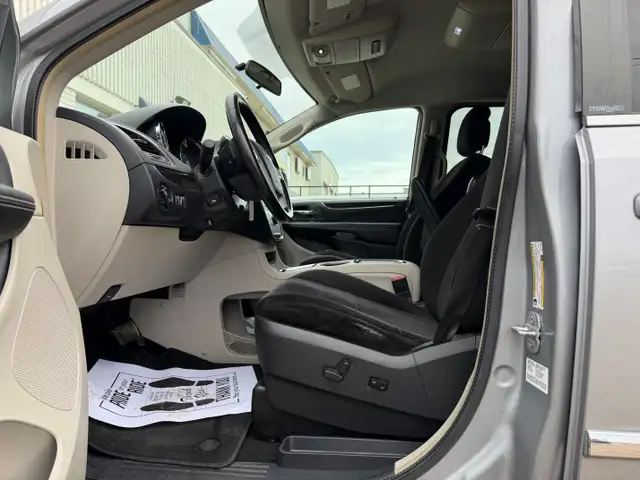 2014 Chrysler Town & Country| Power Sliding Door | Clean Car | - Photo 11
