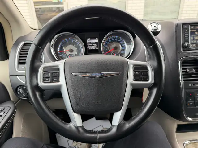 2014 Chrysler Town & Country| Power Sliding Door | Clean Car | - Photo 14