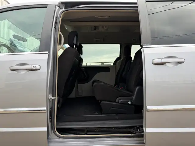 2014 Chrysler Town & Country| Power Sliding Door | Clean Car | - Photo 18