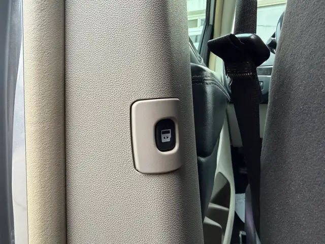 2014 Chrysler Town & Country| Power Sliding Door | Clean Car | - Photo 19