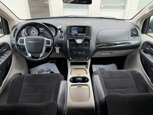 2014 Chrysler Town & Country| Power Sliding Door | Clean Car | - Photo 21