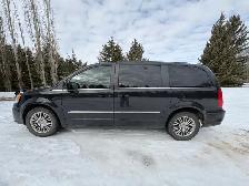 2014 Chrysler Town & Country Touring Minivan - Photo 2