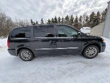 2014 Chrysler Town & Country Touring Minivan - Photo 4