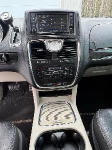 2014 Chrysler Town & Country Touring Minivan - Photo 6