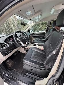 2014 Chrysler Town & Country Touring Minivan - Photo 7