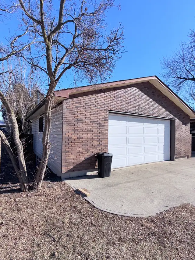 HUGE GARAGE FOR RENT - Photo 2