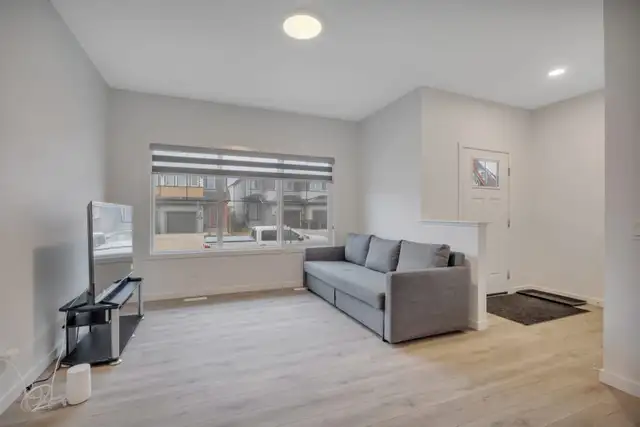 Newly Built 3.5 Bedroom Single-Family Home $490000 - Photo 8