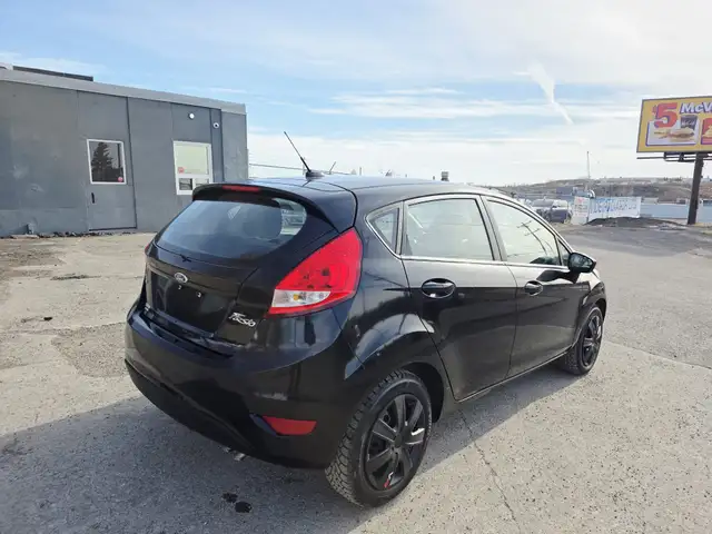 2011 Ford Fiesta Manual Hatchback - Photo 4