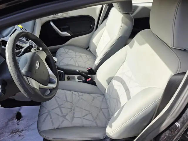 2011 Ford Fiesta Manual Hatchback - Photo 7