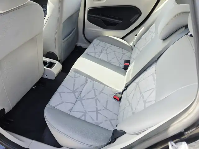 2011 Ford Fiesta Manual Hatchback - Photo 8