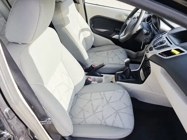 2011 Ford Fiesta Manual Hatchback - Photo 10