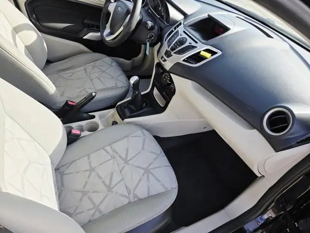2011 Ford Fiesta Manual Hatchback - Photo 11