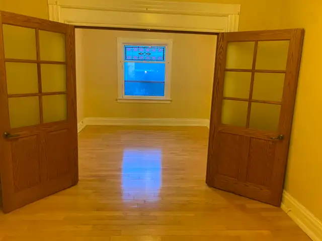 Classic West Broadway Main Floor Duplex - Photo 2
