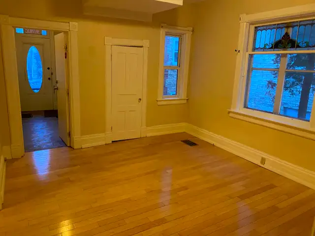Classic West Broadway Main Floor Duplex - Photo 3